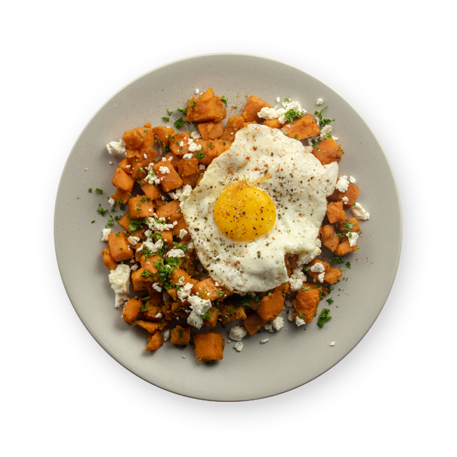 Poêlée de patates douces, feta & œuf au plat